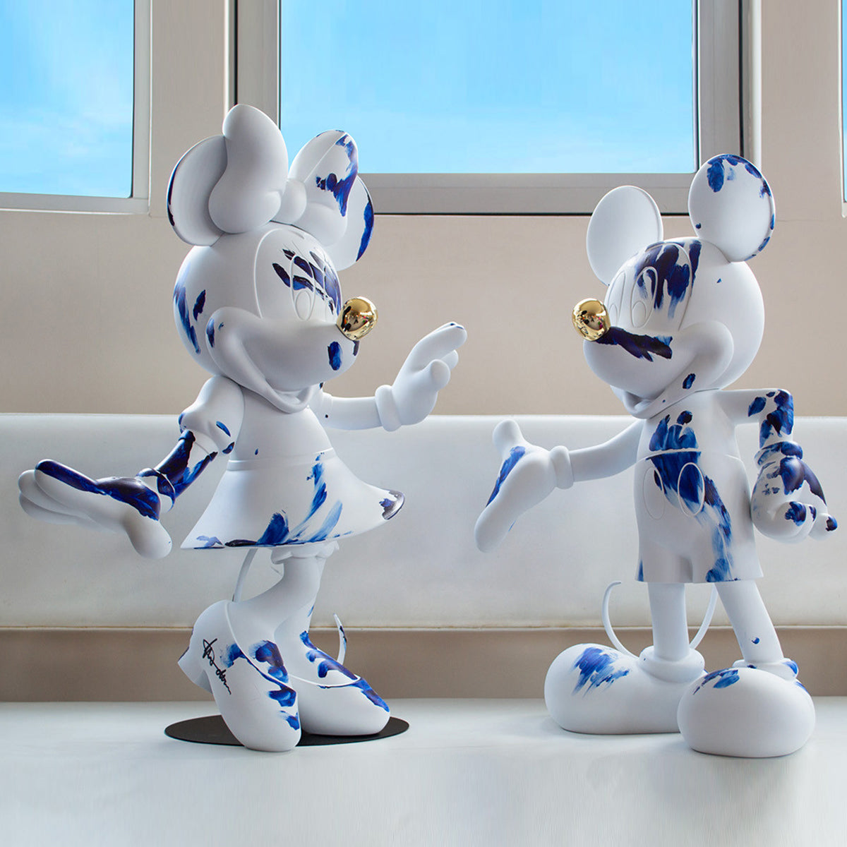 Minnie Mouse Figure White & Blue Limited Edition – 24.4″ - FAO Schwarz