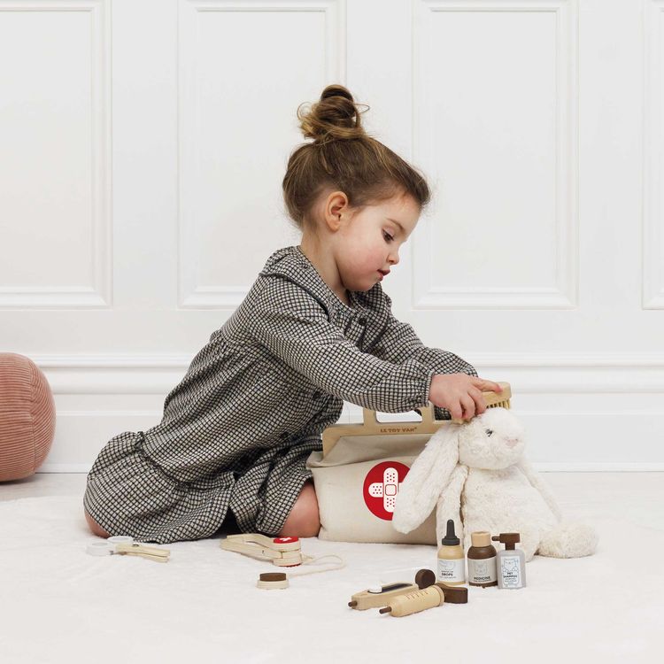 10 Piece Animal Vet Pretend Play Set - FAO Schwarz