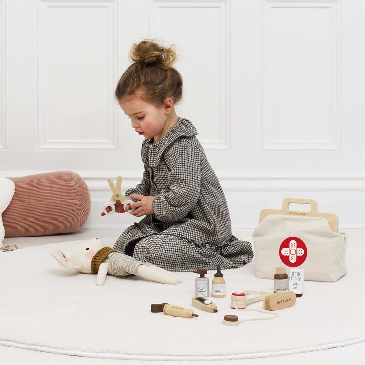 10 Piece Animal Vet Pretend Play Set - FAO Schwarz