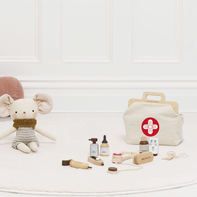 10 Piece Animal Vet Pretend Play Set - FAO Schwarz