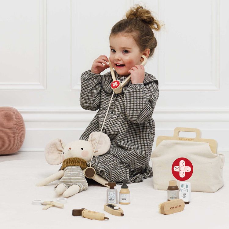 10 Piece Animal Vet Pretend Play Set - FAO Schwarz