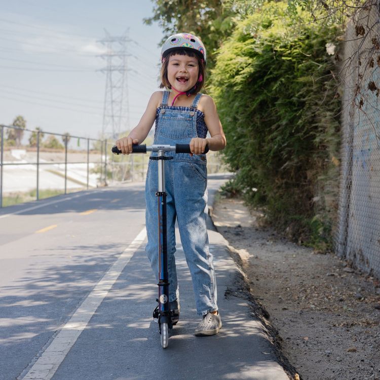 Micro Sprite LED Pearl Scooter – Pearl Blue/Purple - FAO Schwarz