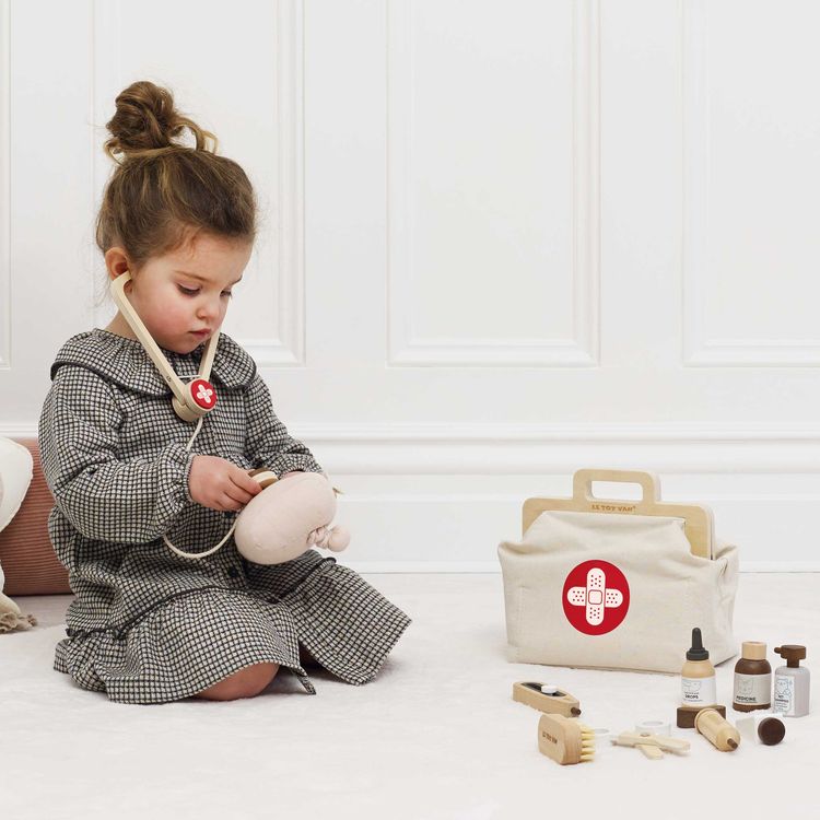 10 Piece Animal Vet Pretend Play Set - FAO Schwarz
