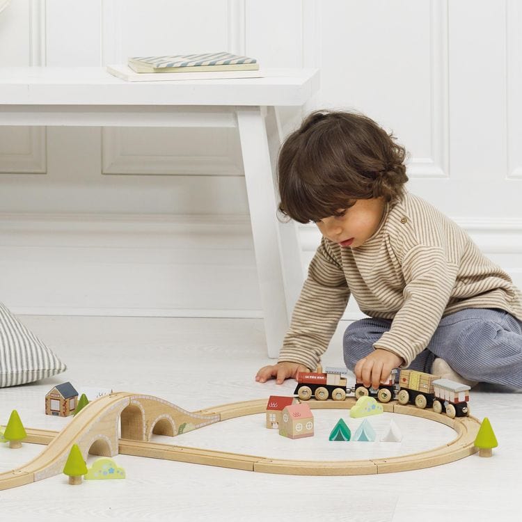 Figure 8 Wooden Train Set – 40 Pieces - FAO Schwarz