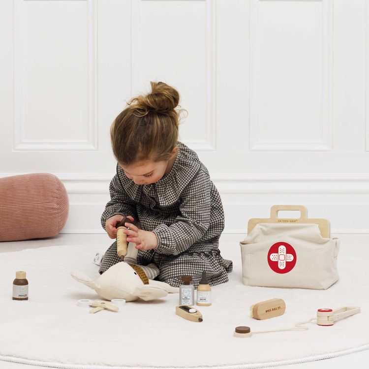 10 Piece Animal Vet Pretend Play Set - FAO Schwarz